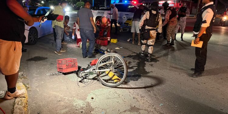 Ciclista arrollado por auto en el Bulevar Fidel Velázquez y Av. Carrera Torres
