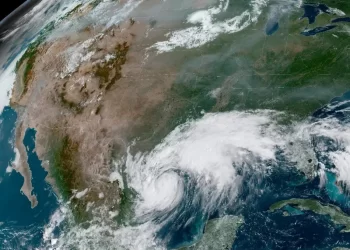 ‘Francine’ ya es huracán categoría 1, avanza a Luisiana