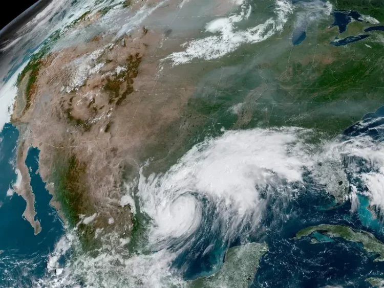 ‘Francine’ ya es huracán categoría 1, avanza a Luisiana