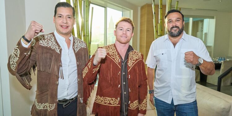 Presentan cinturón tamaulipeco en Las Vegas y “Canelo” Álvarez se enfunda la cuera