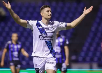 Santiago Ormeño da victoria a Puebla y agudiza crisis de Querétaro