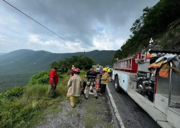 Rescatan a trabajador de CFE de barranco en vieja carretera Victoria-Jaumave