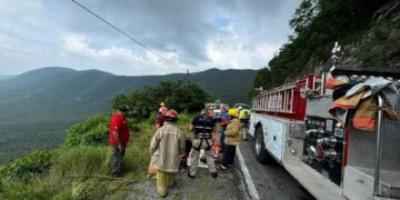 Rescatan a trabajador de CFE de barranco en vieja carretera Victoria-Jaumave