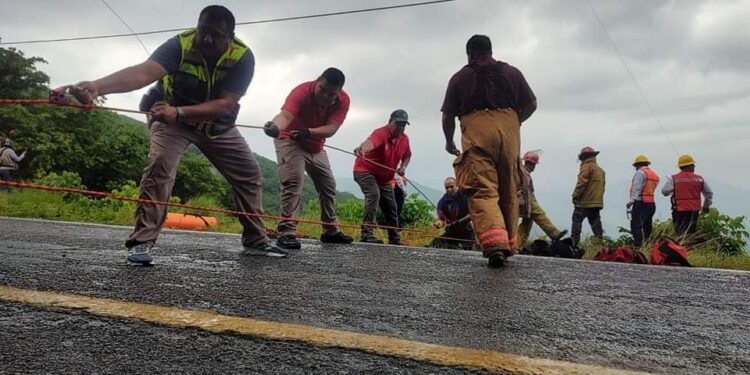 Rescatan a trabajador de CFE de barranco en vieja carretera Victoria-Jaumave