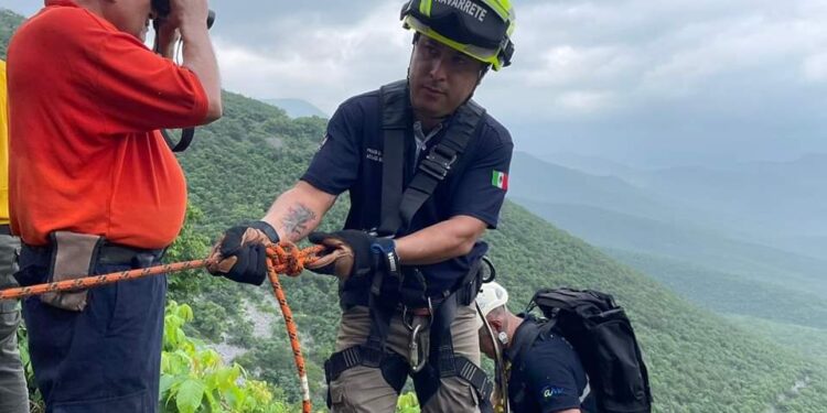 Rescatan a trabajador de CFE de barranco en vieja carretera Victoria-Jaumave