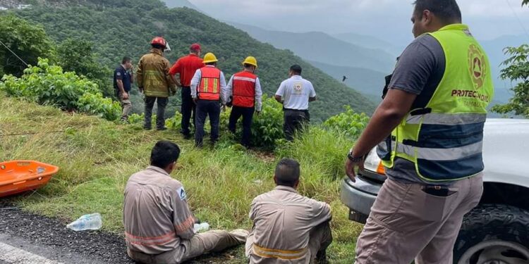 Rescatan a trabajador de CFE de barranco en vieja carretera Victoria-Jaumave