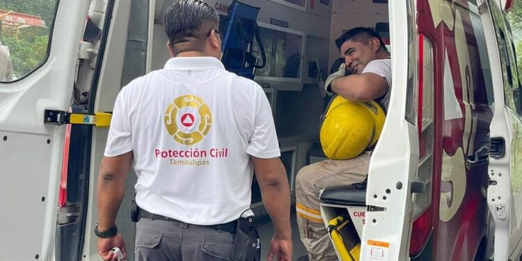 Rescatan a trabajador de CFE de barranco en vieja carretera Victoria-Jaumave