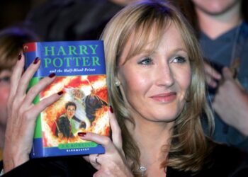 Controversia por críticas de J.K. Rowling a velocista trans en Juegos Paralímpicos