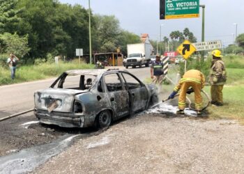 Se incendia auto frente al Fracc. Lomas de Guadalupe en Cd. Victoria