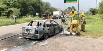 Se incendia auto frente al Fracc. Lomas de Guadalupe en Cd. Victoria