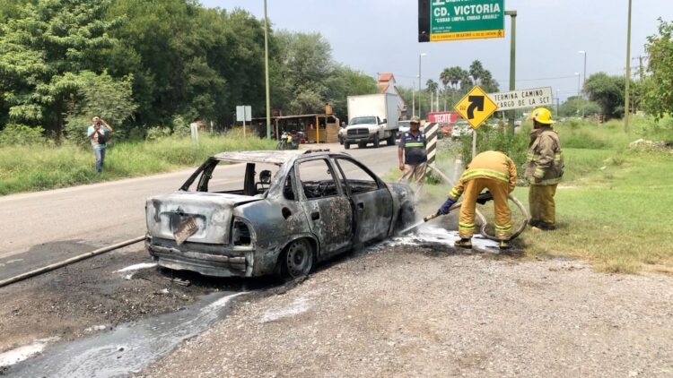 Se incendia auto frente al Fracc. Lomas de Guadalupe en Cd. Victoria