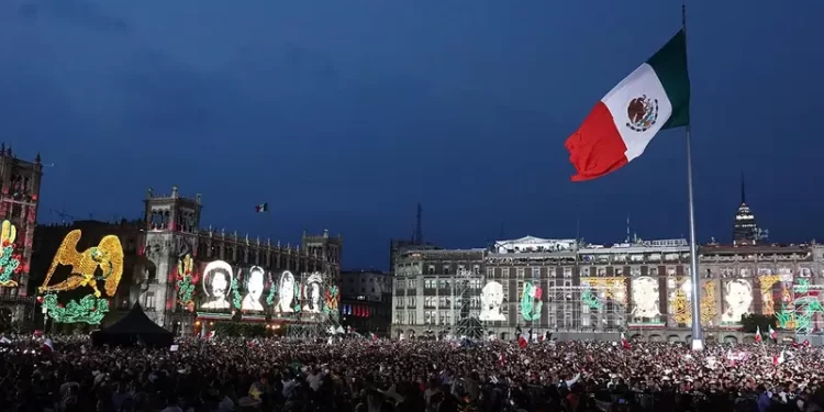 López Obrador da último “Grito”, vitorea a héroes de la independencia y a su 4T