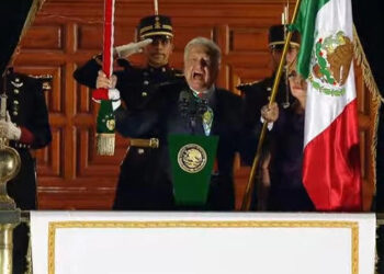 López Obrador da último “Grito”, vitorea a héroes de la independencia y a su 4T