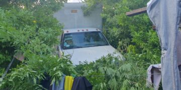 Camión del IMSS, sin frenos, invade patio de vivienda en la Col. Libertad de Cd. Victoria