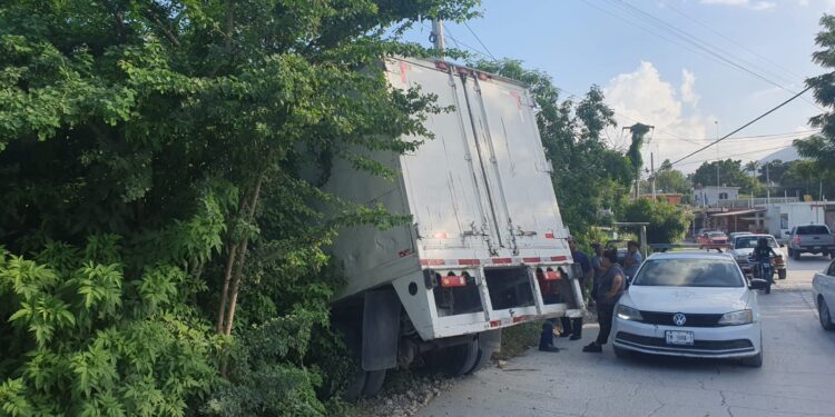 Camión del IMSS, sin frenos, invade patio de vivienda en la Col. Libertad de Cd. Victoria