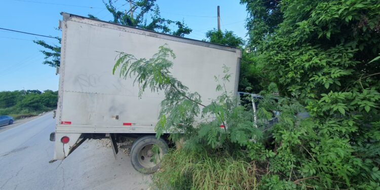 Camión del IMSS, sin frenos, invade patio de vivienda en la Col. Libertad de Cd. Victoria