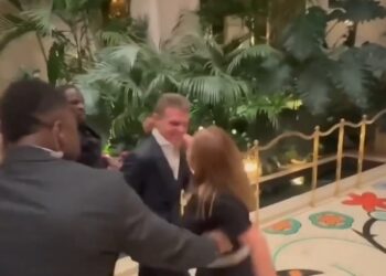 Luis Miguel casi termina en el suelo por una fan en Las Vegas