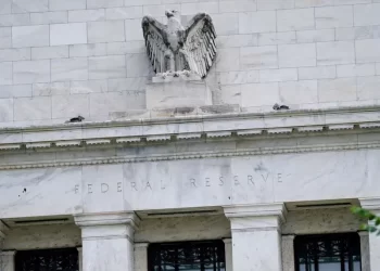 Reserva Federal de EU ‘por fin’ recorta las tasas de interés; reduce medio punto