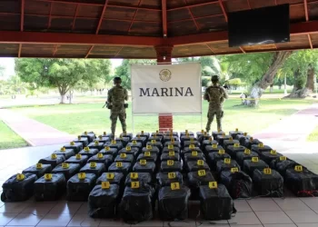 Marinos aseguran 1.7 toneladas de cocaína en costas de Michoacán