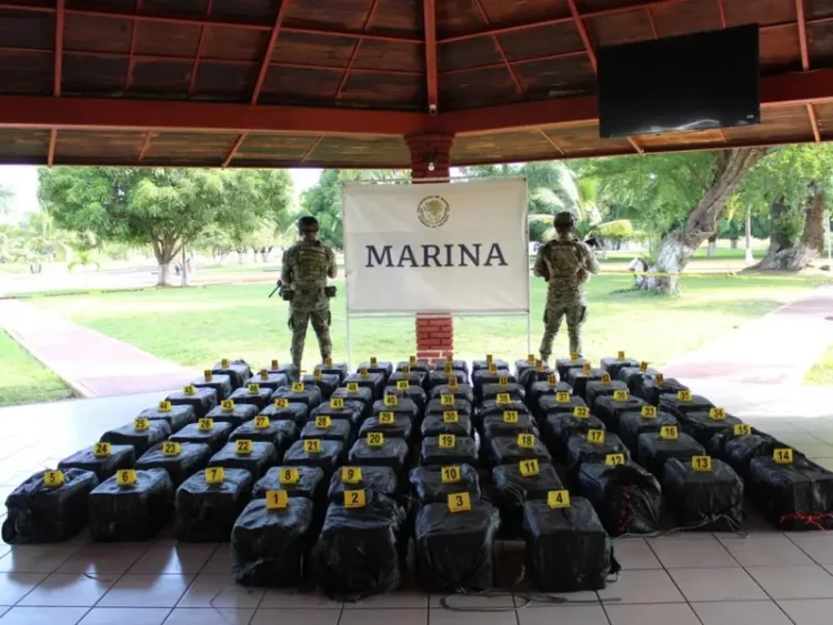 Marinos aseguran 1.7 toneladas de cocaína en costas de Michoacán