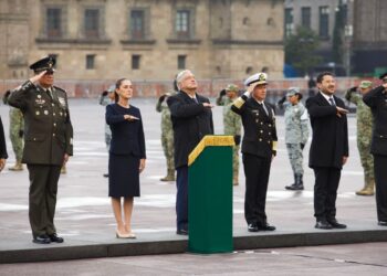 López Obrador iza bandera a media asta por víctimas de sismos de la CDMX
