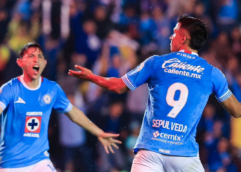 Cruz Azul remonta, golea 4-1, es líder y hunde en su crisis al América
