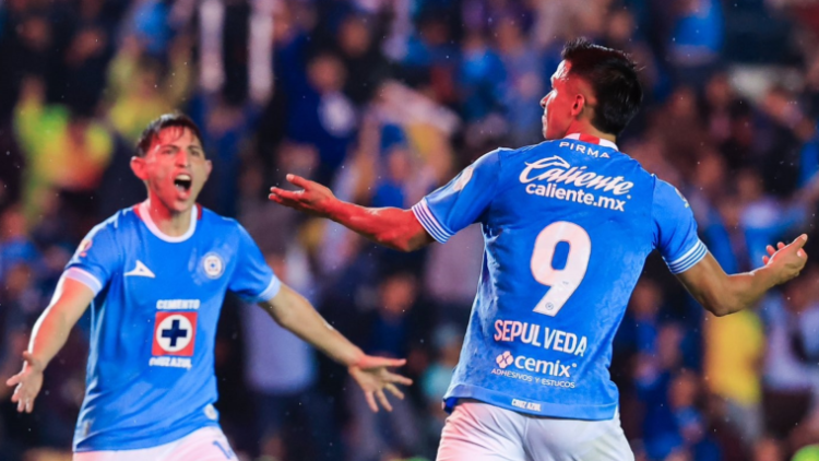 Cruz Azul remonta, golea 4-1, es líder y hunde en su crisis al América