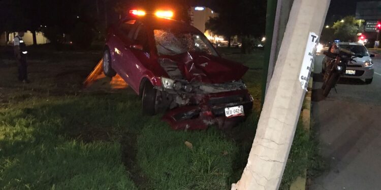 Borracho atropella a un lava-carros, huye y estrella auto contra un poste