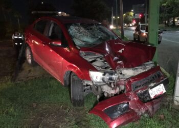 Borracho atropella a un lava-carros, huye y estrella auto contra un poste