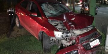 Borracho atropella a un lava-carros, huye y estrella auto contra un poste