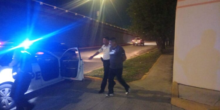 Borracho atropella a un lava-carros, huye y estrella auto contra un poste