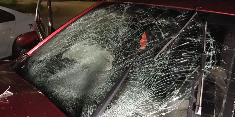 Borracho atropella a un lava-carros, huye y estrella auto contra un poste