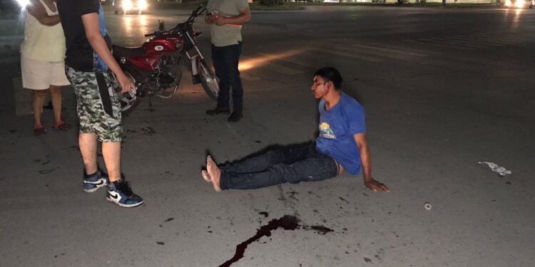 Borracho atropella a un lava-carros, huye y estrella auto contra un poste