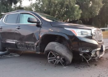 Mujer vuelca y destruye camioneta prestada en el puente “La Joroba” de Cd. Victoria