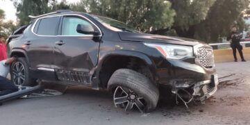 Mujer vuelca y destruye camioneta prestada en el puente “La Joroba” de Cd. Victoria