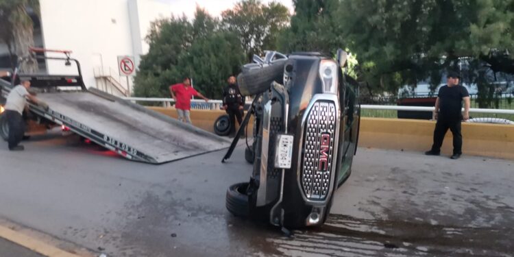 Mujer vuelca y destruye camioneta prestada en el puente “La Joroba” de Cd. Victoria