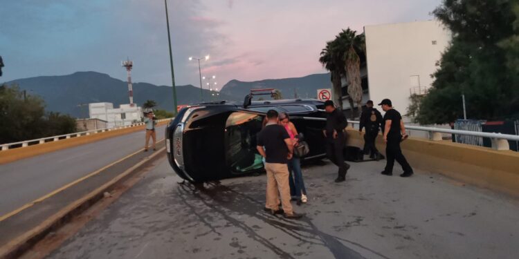 Mujer vuelca y destruye camioneta prestada en el puente “La Joroba” de Cd. Victoria