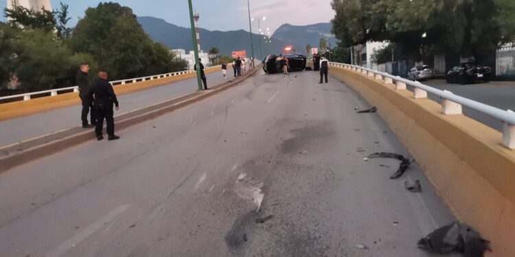 Mujer vuelca y destruye camioneta prestada en el puente “La Joroba” de Cd. Victoria