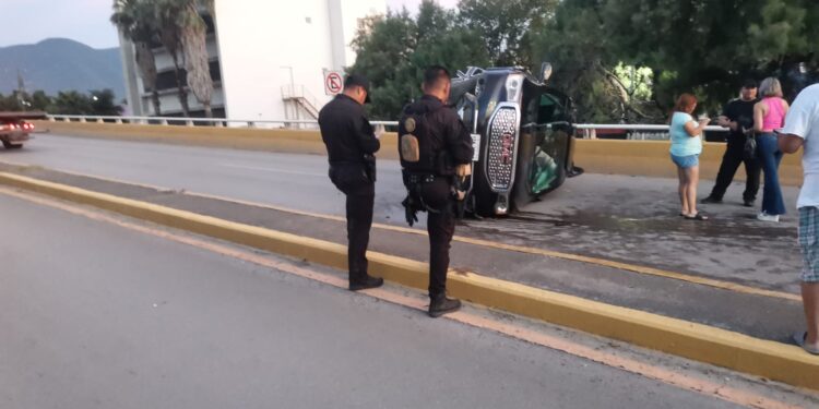 Mujer vuelca y destruye camioneta prestada en el puente “La Joroba” de Cd. Victoria