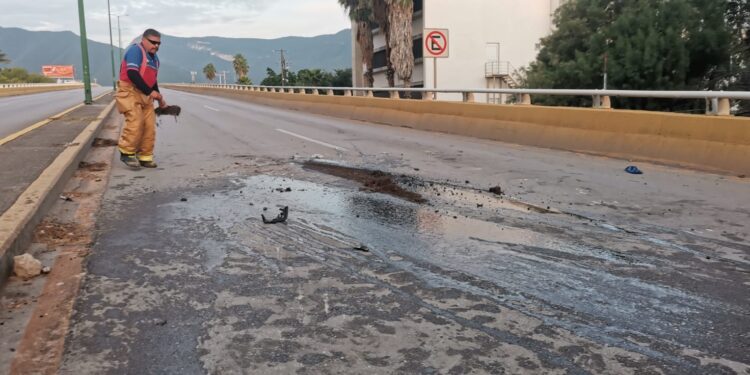 Mujer vuelca y destruye camioneta prestada en el puente “La Joroba” de Cd. Victoria