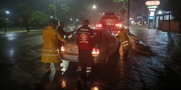 Intensas lluvias en Cd. Victoria dejan varados autos, derriban un poste de TELMEX y un árbol