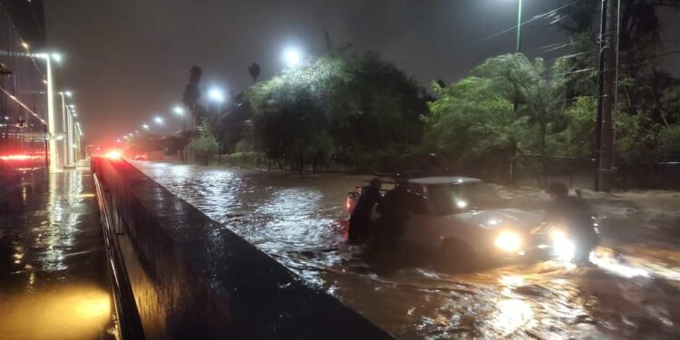 Intensas lluvias en Cd. Victoria dejan varados autos, derriban un poste de TELMEX y un árbol