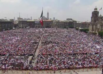 López Obrador hace consulta a mano alzada en zócalo sobre reforma al Poder Judicial