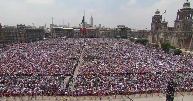 López Obrador hace consulta a mano alzada en zócalo sobre reforma al Poder Judicial