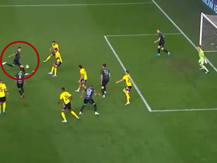 César Montes arranca aventura en Rusia con golazo al ángulo