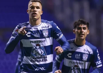 Pachuca se impone 3-2 a Puebla en noche de golazos en el Estadio Cuauhtémoc