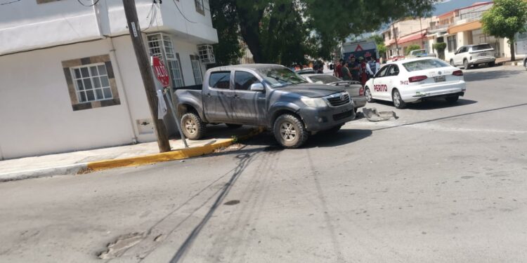Tres heridos en fuerte accidente automovilístico en el crucero de calles !3 y Aldama
