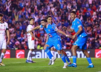 Cruz Azul se afianza al liderato tras derrotar a 1-0 a Chivas en partidazo