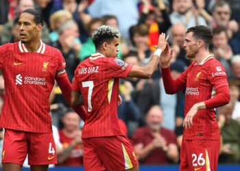 El Liverpool gana 3-0 a Bournemouth y es líder en la Premier