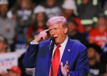 Trump amenaza con aranceles a John Deere si mueve producción a México